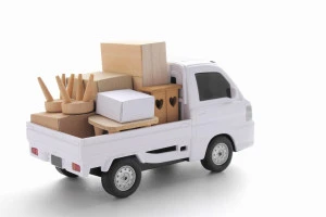 荷台にものがつまれたトラックの画像