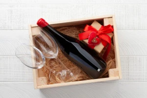 プレゼント用に包装されたお酒の写真
