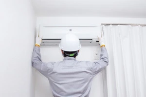エアコンの修理を行う事業者の写真