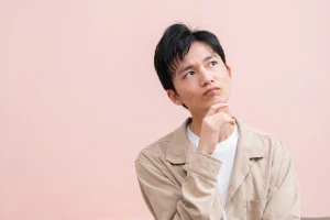 悩む男性の写真