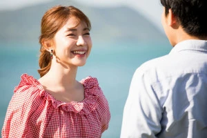 笑顔がかわいいデート中の女性の写真
