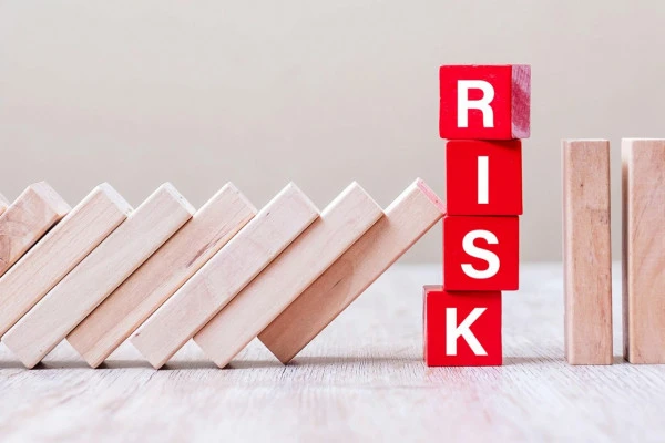 RISKと書かれた木のブロックの画像