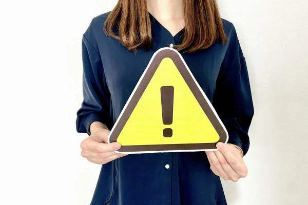 注意するポイントを示す女性の写真