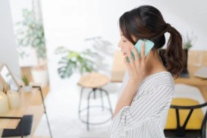 電話で連絡している写真