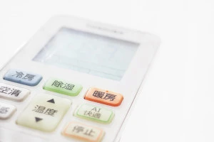 電源の入っていないエアコンのリモコンの写真