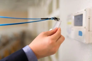 カードキーをかざしている男性社員の手元社員ーをかざしている男性社員の手元写真