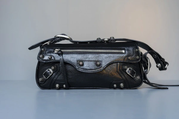 BALENCIAGA(バレンシアガ)の黒いバッグの写真
