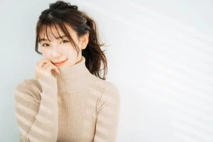 タートルネックのニットを着た女性の写真