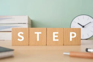 STEPと書かれたブロックが置かれたデスクの画像