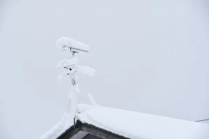 雪の積もったアンテナの写真