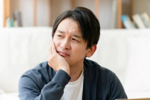 悩んだ表情のミドル男性の写真