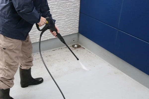 高圧洗浄機を使用しているイメージ