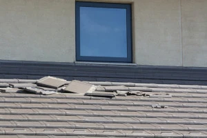 台風で壊れた屋根瓦の写真