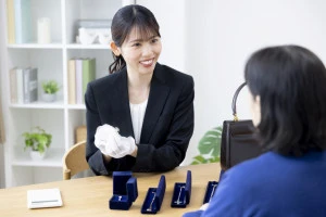 アクセサリーの買取査定をしている女性の写真