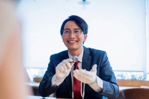 貴金属を査定をする買取専門業者の写真