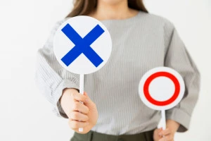 丸ばつプレートを持つ若い女性の写真