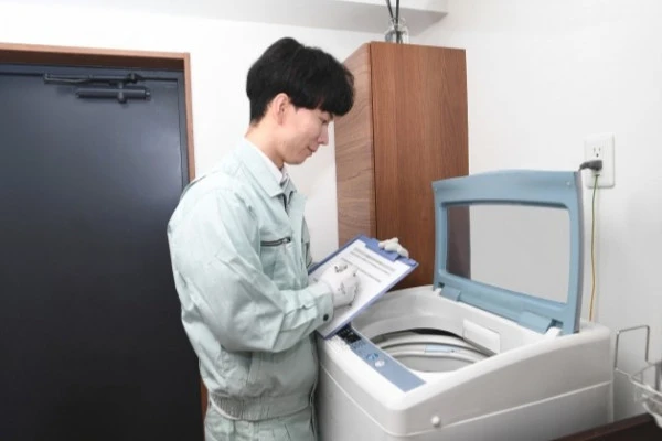 洗濯機の給水ホースからの水漏れ修理を事業者に依頼したときの様子