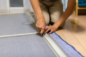 網戸の張り替えを行っている写真