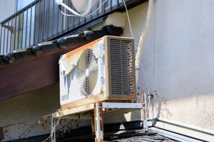 サビついた古いエアコンの室外機の写真