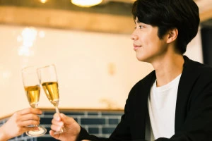 乾杯をする男性の写真