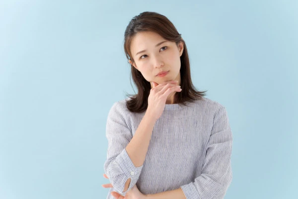 困り顔の女性