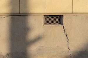 コンクリートが割れた外壁の写真