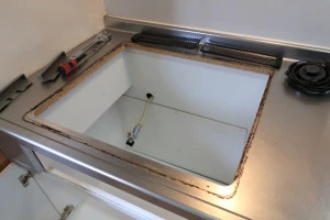 ビルトインコンロが外されたキッチンの写真