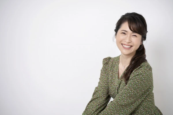 ワンピースを着た笑顔の女性の写真