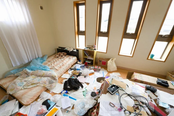 散らかった部屋の写真