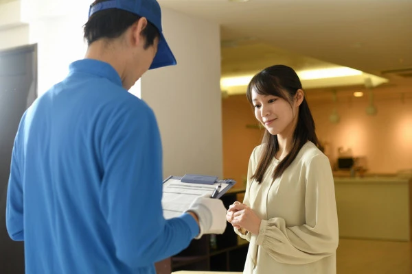 会話をする作業員の男性と女性の写真