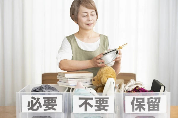 リビングで断捨離をするシニア女性の写真