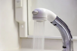 水を出している蛇口の写真