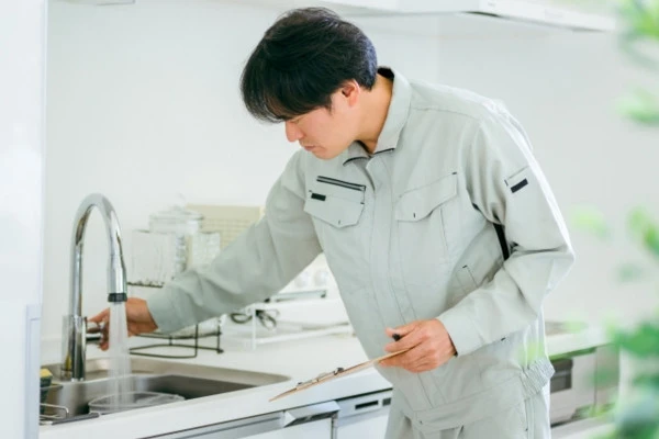 キッチンの蛇口交換を業者に依頼した様子