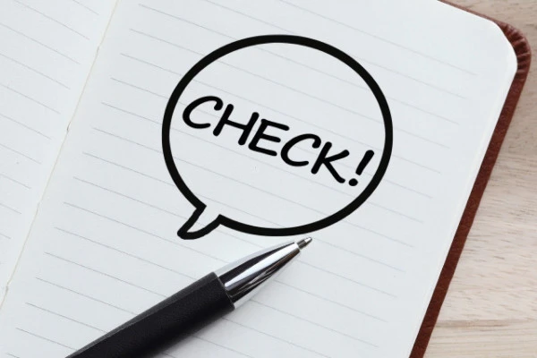 ノートにCheckと書かれた写真