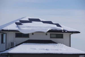 太陽光パネルに積もった雪の写真