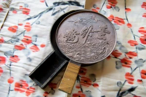 着物と古い工芸品の銅鏡の写真