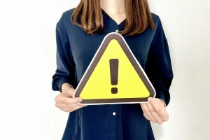 注意するポイントを示す女性の写真