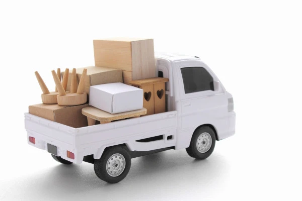 荷台にものがつまれたトラックの画像