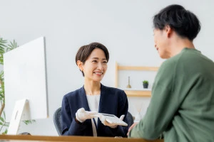 買取を行う女性の写真