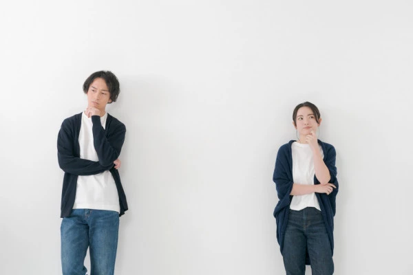 並んで立つ男女カップル
