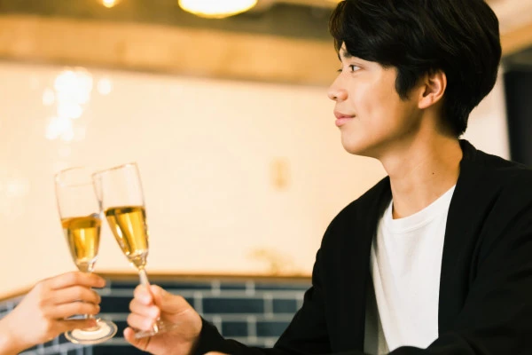 乾杯をする男性の写真