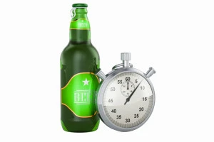 お酒とストップウォッチの画像