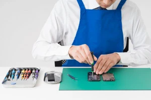 スマホの修理を行う修理事業者の写真