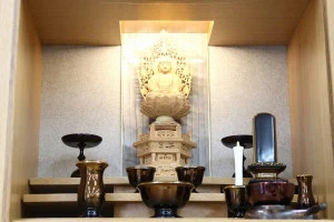 現代風仏壇に飾られた仏像と仏具の写真