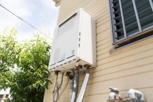 住宅の壁に設置された給湯器の写真