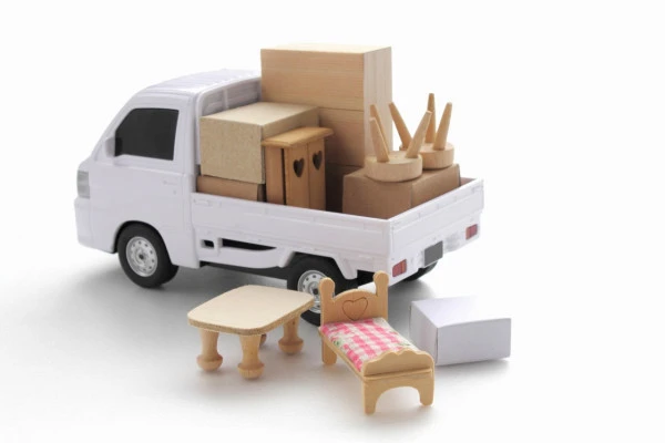 トラックの荷台に積まれた家具の画像