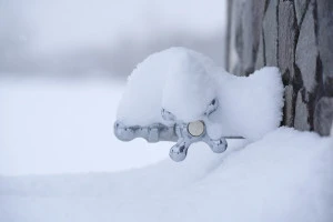 雪の積もった蛇口の写真
