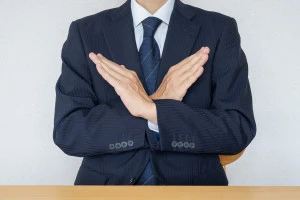 男性がハンドサインを出している写真