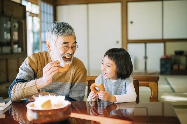 おじいちゃんと孫のティータイムの写真