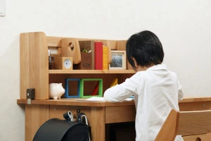 学習机で勉強する子供の写真